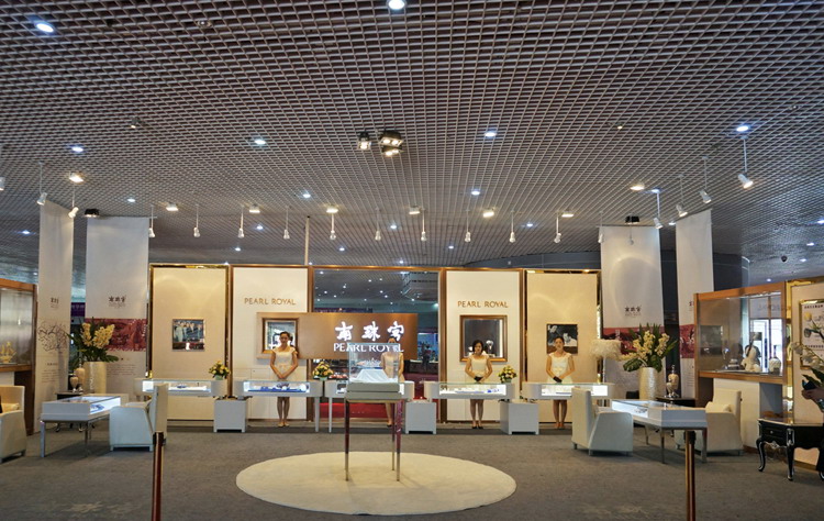 南珠宫参展2014北海国际珍珠展期间北海市常务副市长林山青视察展位